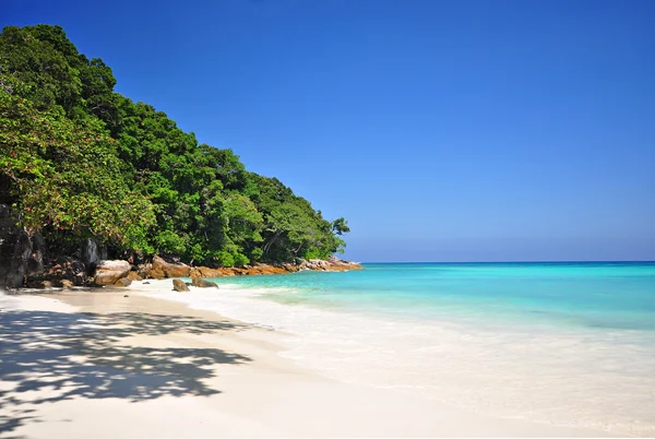 Bella spiaggia con mare blu e sfondo cielo — Foto Stock