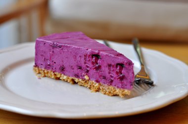 Yaban mersinli cheesecake taze dilim.