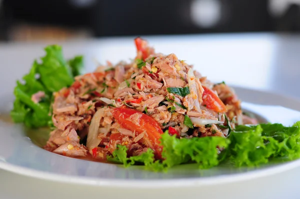 Thai fűszeres tonhal saláta, paradicsom és hagyma — Stock Fotó