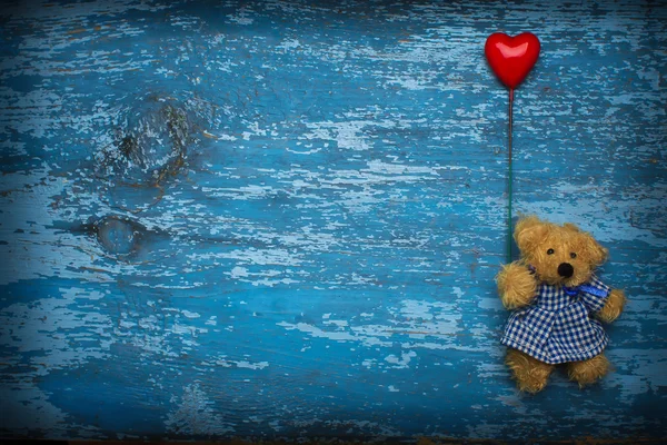 Urso de pelúcia com balão de coração — Fotografia de Stock