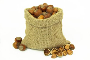 Beyaz arka plan üzerinde izole keten torba içinde fındık.