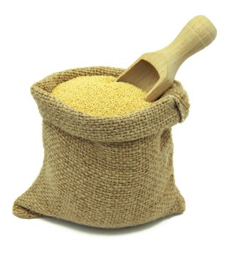 Beyaz arka plan üzerinde izole keten torba içinde fındık.