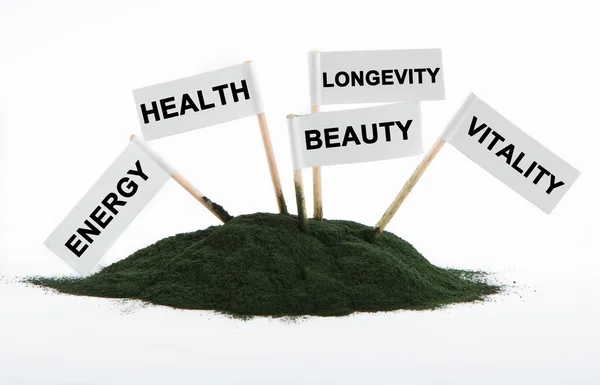 Spirulina poeder algen geïsoleerd op een witte achtergrond met tekst op — Stockfoto