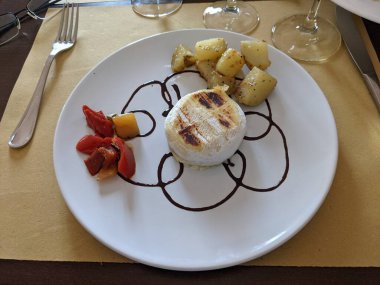 Peynirli başlangıç yemeği.