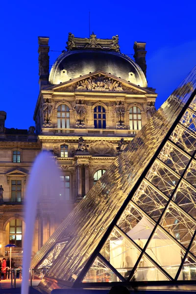 Paryż, Luwr — Zdjęcie stockowe