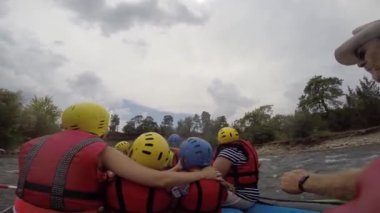 Nehir raftingi çatışması. Turist eğlencesi. Dağ nehrinde rafting. Türkiye Antalya 25.08.2013