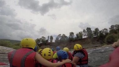 Nehir raftingi çatışması. Turist eğlencesi. Dağ nehrinde rafting. Türkiye Antalya 25.08.2013
