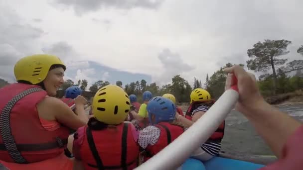 Ação embalado rafting tiro rio. Entretenimento turístico. Rafting em um rio de montanha. Turquia Antalya 25.08.2013 — Vídeo de Stock