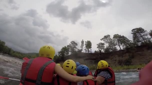 Actionspäckad forsränning skytte. Turistunderhållning. Forsränning på en bergsflod. Turkiet Antalya 25.08.2013 — Stockvideo