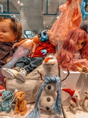 Çocuklar için bir mağazada oyuncak bebek satışı