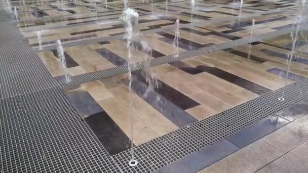 Running fountain in the summer. Global warming, rescue from the heat by fountains — Stock Video