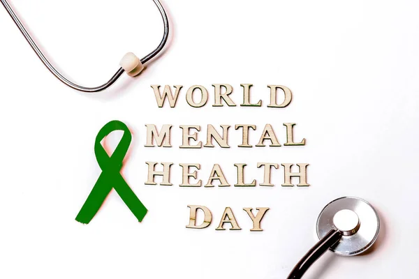 Ruban de velours vert sur fond blanc. Journée mondiale de la santé mentale. Ruban symbolique de sensibilisation au cancer. — Photo