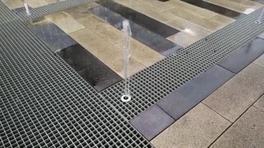 Yazın akan çeşme. Küresel ısınma, çeşmelerdeki sıcaktan kurtarma