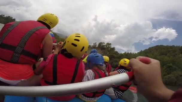Ação embalado rafting tiro rio. Entretenimento turístico. Rafting em um rio de montanha. Turquia Antalya 25.08.2013 — Vídeo de Stock