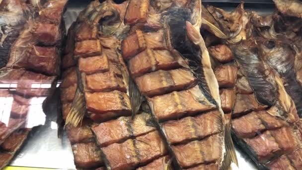 Sózott szárított hal a pulton a vidéki piacon — Stock videók