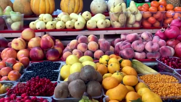 Frutas y bayas en el mostrador del mercado de agricultores — Vídeos de Stock