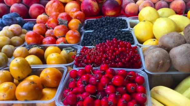 Buah-buahan dan buah-buahan di meja pasar — Stok Video