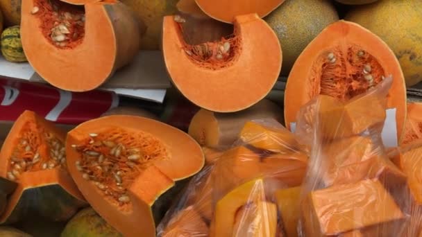 Pumpkins on the counter of the autumn farmers market — Stock Video