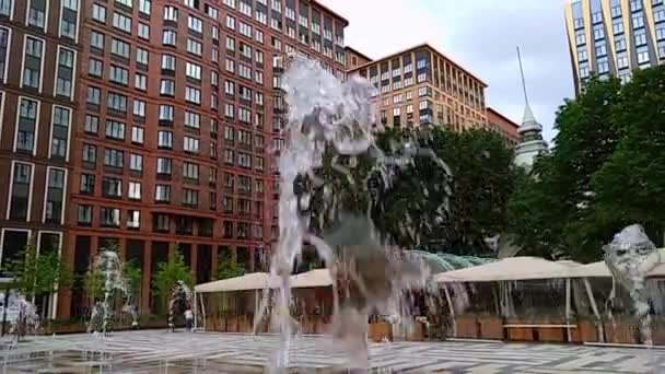 Rinnande fontän på sommaren. Global uppvärmning, räddning från värmen från fontäner — Stockvideo