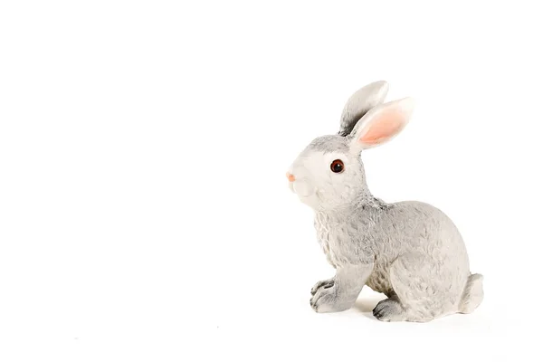 Figur eines Hasen auf weißem Hintergrund. Minimalistisches Osterkonzept — Stockfoto