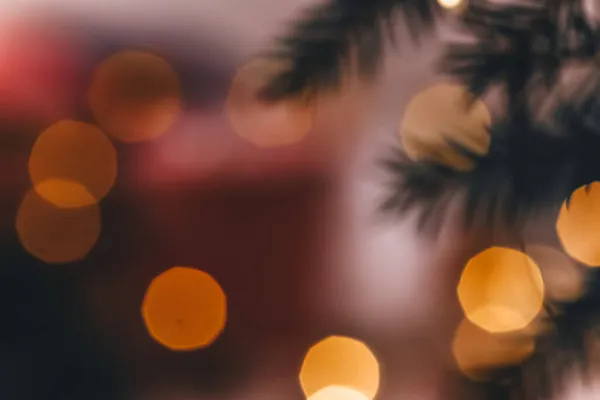 Kerst wazig achtergrond met bokeh. vintage verlichting achtergrond. gedeconcentreerd — Stockfoto