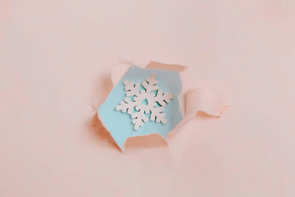Minimalistyczna koncepcja świąt. Płatki śniegu w podartej papierowej dziurze. Płaski styl, widok z góry, miejsce na tekst — Zdjęcie stockowe