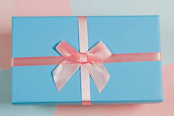 크리스마스 미니멀리즘적 개념. 선물 상자는 눈송이와 리본으로 묶여 있습니다. 플랫 스타일, 맨 위 뷰, 텍스트의 위치 — 스톡 사진