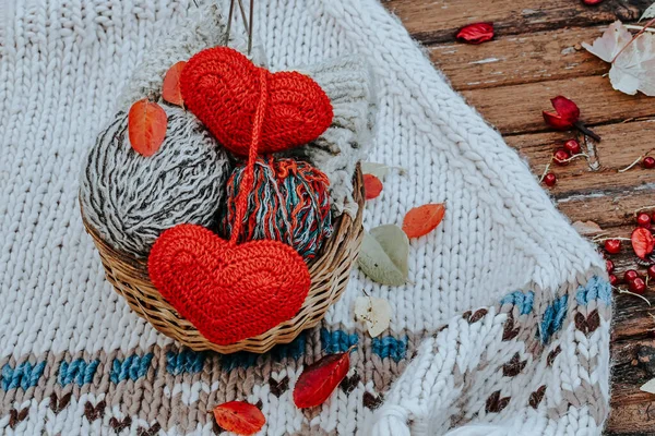 暖衣服的秋季针织.毛球针织心形针织。用爱心自制的东西。手工制作礼物的想法 — 图库照片