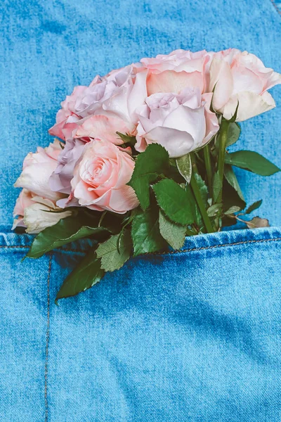 Buquê de rosas delicadas no bolso de ganga — Fotografia de Stock