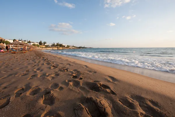 Sunrise over a deserted sandy beach — Stock Photo, Image