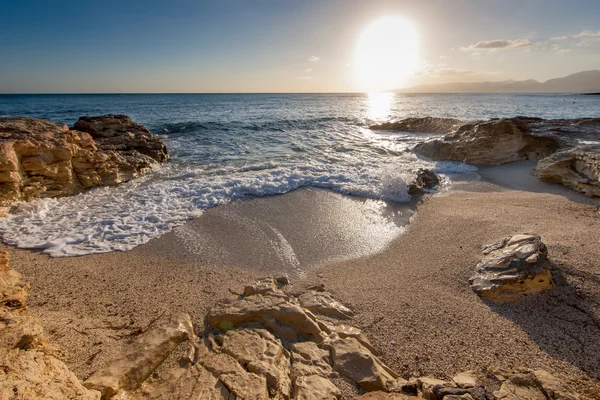 Sunrise nazik sörf ile kayalık bir giriş üzerinde
