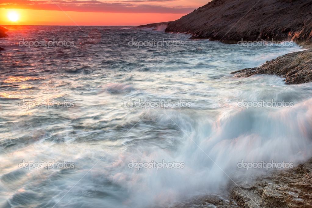Mer Agitée Sous Un Coucher De Soleil Orange Feu
