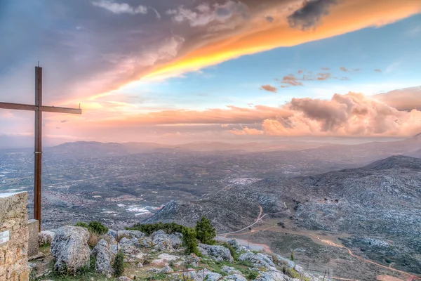 Cruz en la cima de una montaña al atardecer —  Fotos de Stock