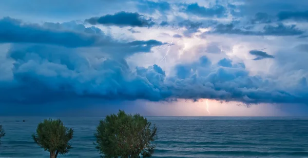 Гроза и молния над океаном — стоковое фото
