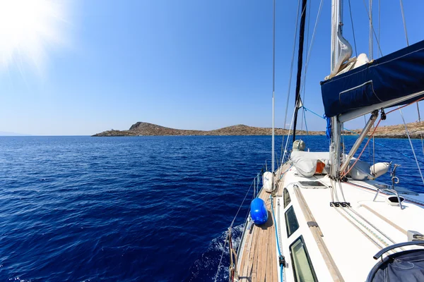 Isola tropicale vista da uno yacht in mezzo all'oceano — Foto Stock