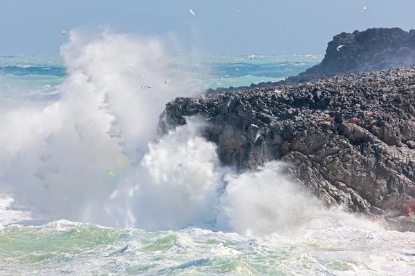 Onde che si infrangono su una costa rocciosa — Foto Stock