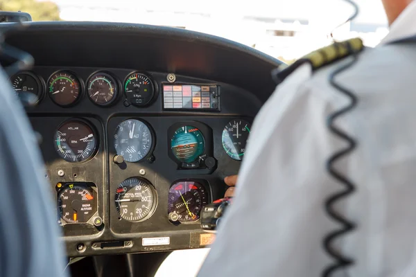 Painel de instrumentos no cockpit de um helicóptero — Fotografia de Stock