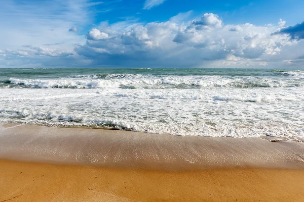 Idyllische tropische strand in de zomer — Stockfoto