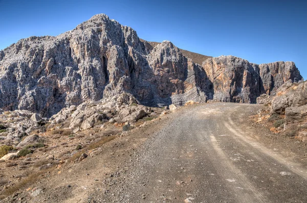 engebeli kayalık uçurum geçen dağ yolu