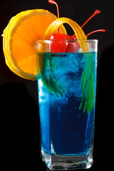 Iced curacao cocktail with orange — Stock Photo, Image