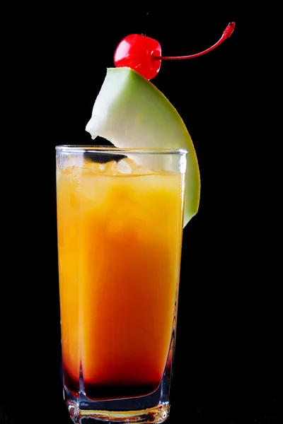 Kylda tropiska Rom och orange cocktail — Stockfoto