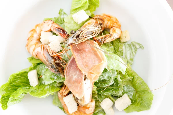 Čerstvé rybí salát s krevetami — Stock fotografie