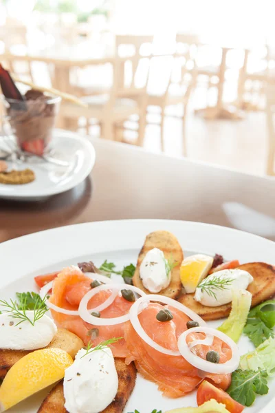 Gerookte zalm met zachte kaas en bieslook Stockfoto