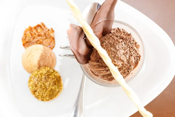 Donkere chocolade mousse met aardbeien Rechtenvrije Stockfoto's