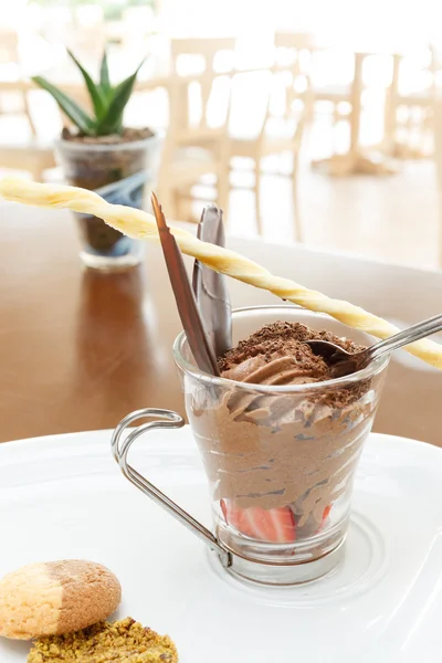 Dunkles Schokoladenmousse mit Erdbeeren Stockfoto