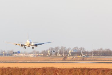 uçak Schipol havaalanına inmeye geliyor