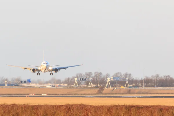 uçak Schipol havaalanına inmeye geliyor