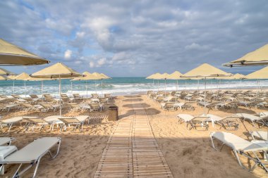 tropik ada tesisi ile plaj şemsiyeleri