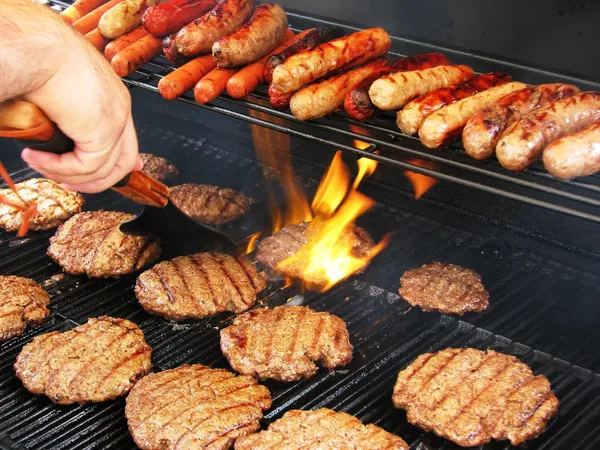 Vändande hamburgare — Stockfoto