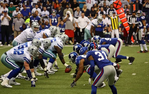 Tony Romo Waits for Snap — Stock Photo, Image